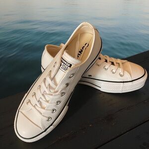 CONVERSE CHUCK TAYLOR ALL STAR LIFT CLEAN OX LEATHER SNEAKERS - Sz 8